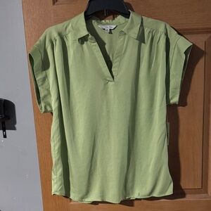 NWT Relaxed V-Neck Short Sleeve Ophelia Roe Blouse in Light Green